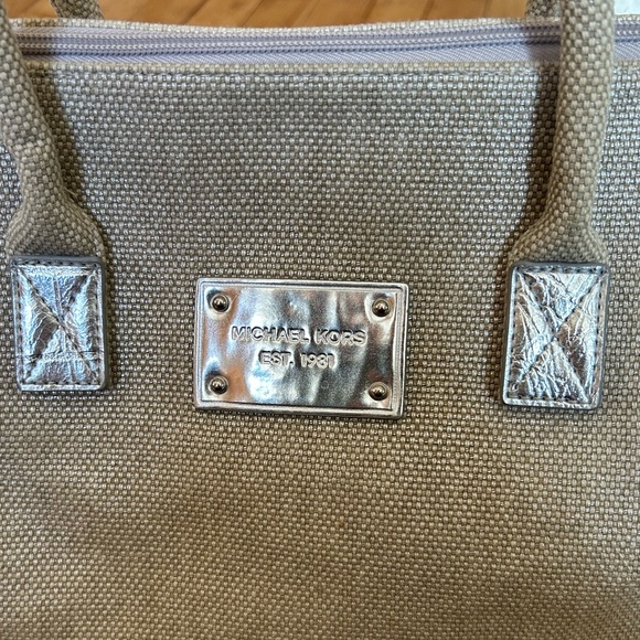 Michael Kors Women's Duffle Shoulder Bag Canvas Tan Silver Trim - Picture 2 of 8